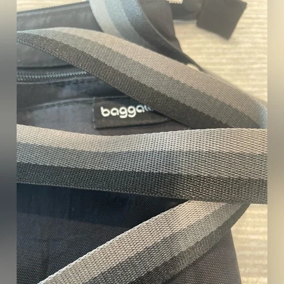 Baggallini Crossbody Color Black Top Zipper
Adjustable Strap Magnetic Closure - Picture 5 of 5